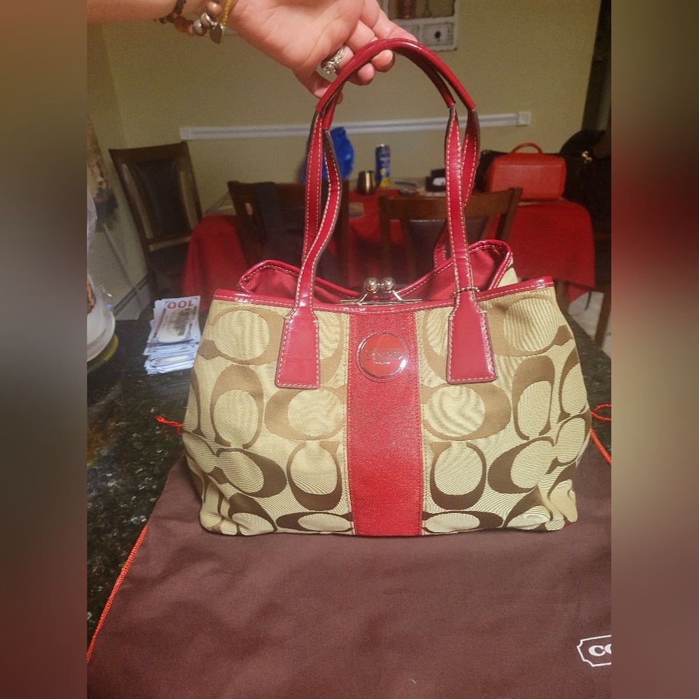 Like New Coach kisslock signature satchel bag